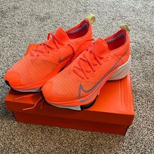 NIB Nike Tempo Next% Running Shoes 7